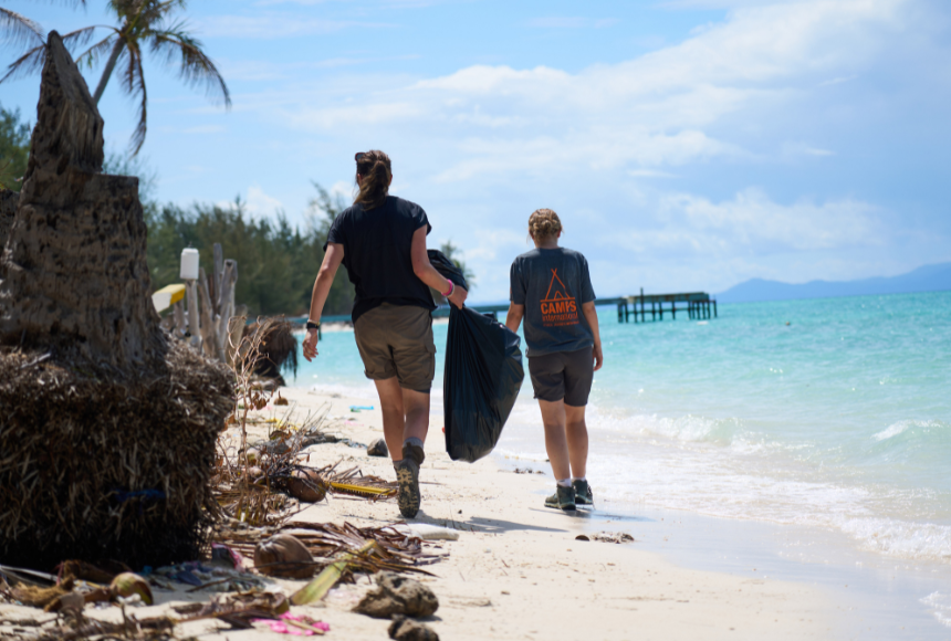 Two volunteers cleaning at the beach